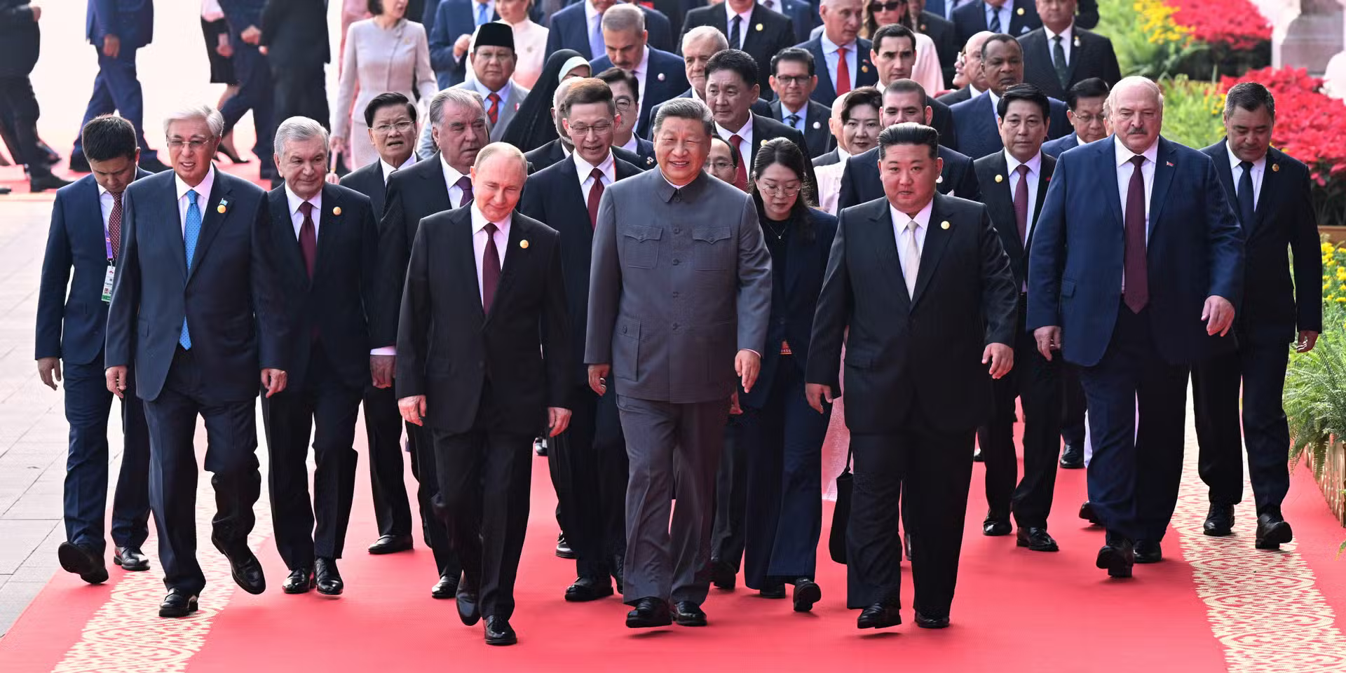 Xi Jinping, Putin, Kim Jong Un, and Lukashenko walking side by side to celebrate the 80th anniversary of the end of World War II, in front of the Great Wall of China on September 3, 2025
